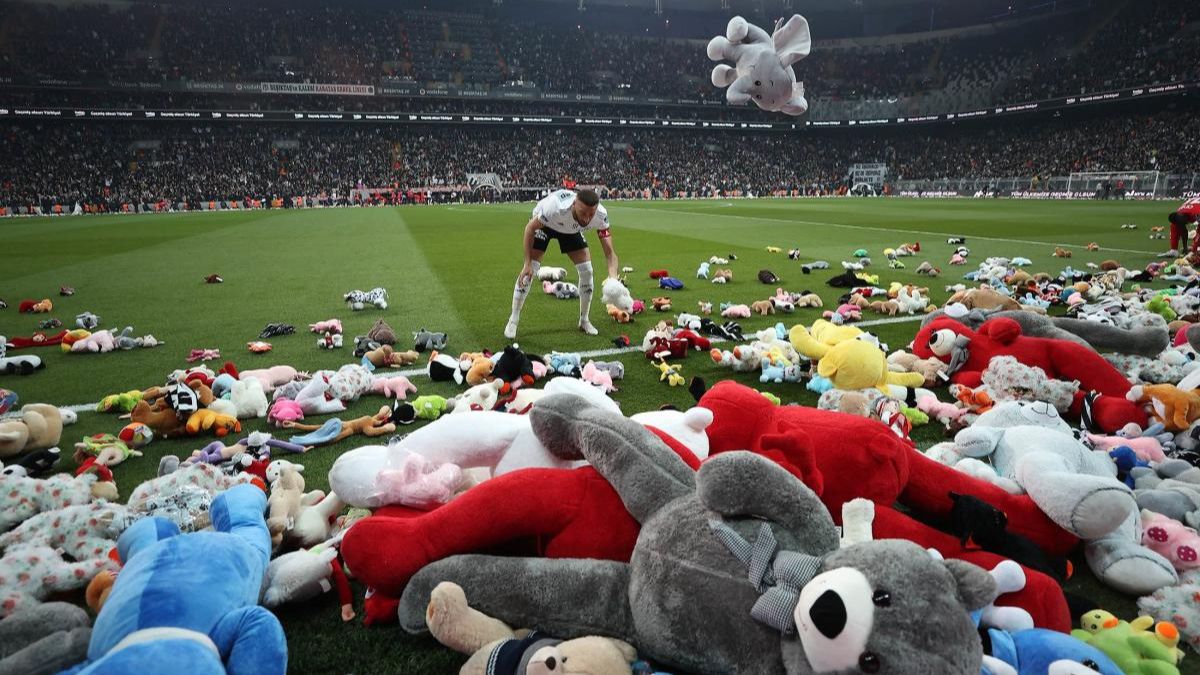 Angry fans throw stuffed animals as a protest to the Government's reply to the earthquake-affected citizen's help