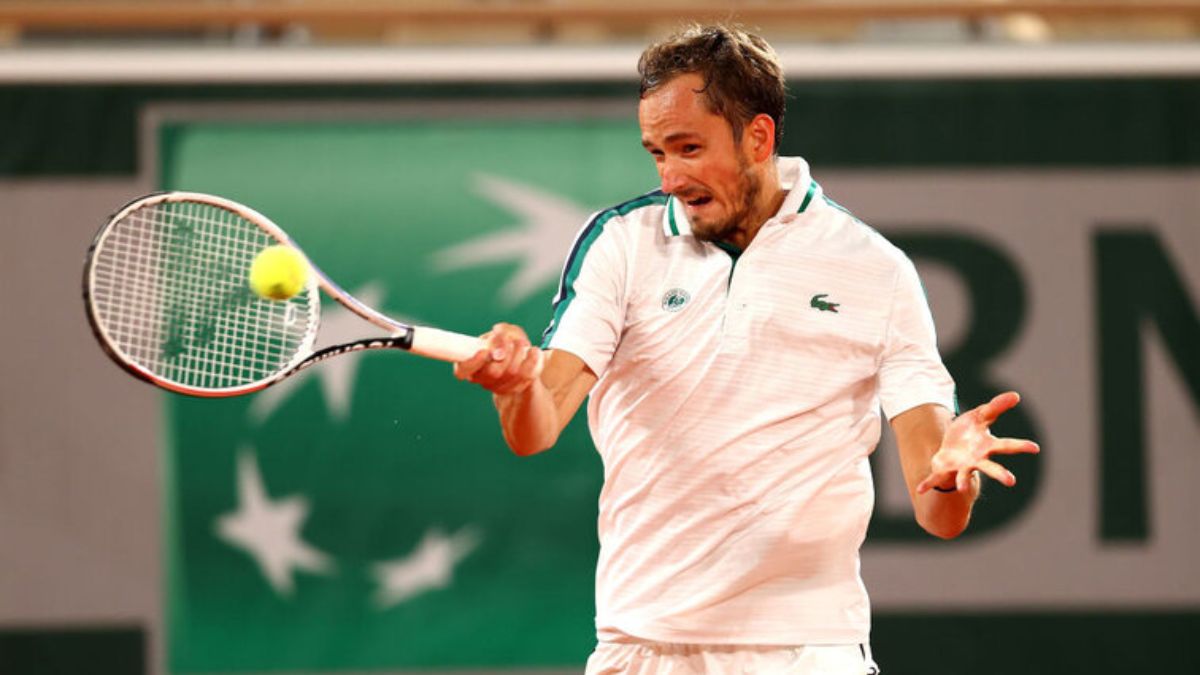 Video shows world no.2 Medvedev's defeat in French Open 1st round.